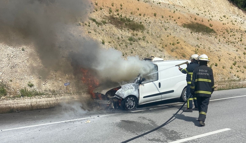 Hafif ticari araç yandı