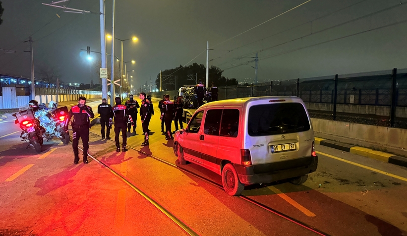 Hafif ticari araç yunus ekibine çarptı: 4 yaralı