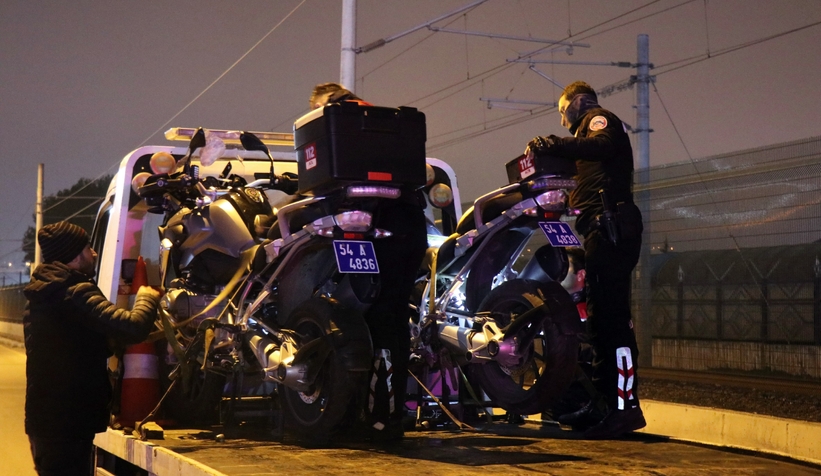 Hafif ticari araç yunus ekibine çarptı: 4 yaralı