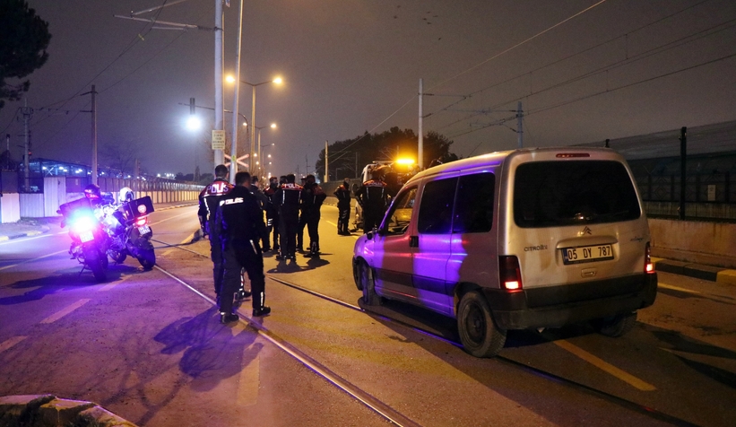 Hafif ticari araç yunus ekibine çarptı: 4 yaralı