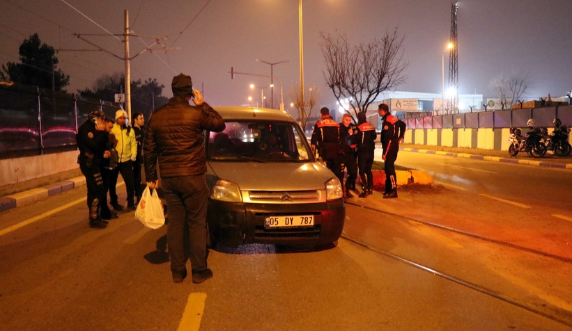 Hafif ticari araç yunus ekibine çarptı: 4 yaralı