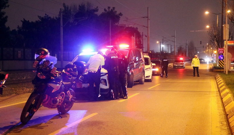 Hafif ticari araç yunus ekibine çarptı: 4 yaralı