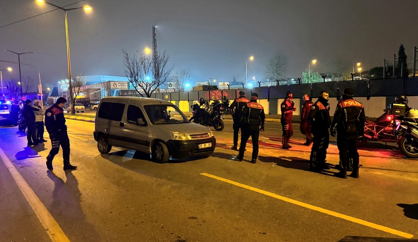 Hafif ticari araç yunus ekibine çarptı: 4 yaralı