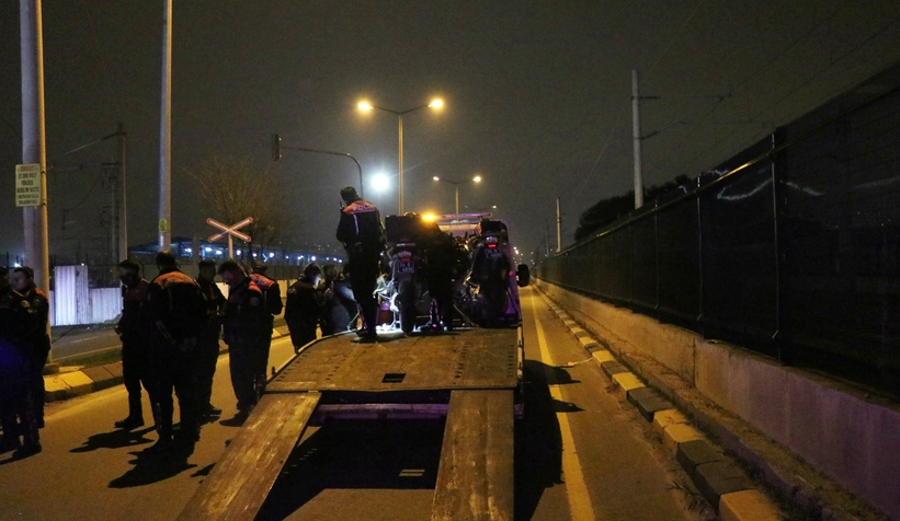 Hafif ticari araç yunus ekibine çarptı: 4 yaralı