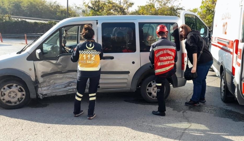 Hafif ticari araçla otomobil çarpıştı: 3 yaralı