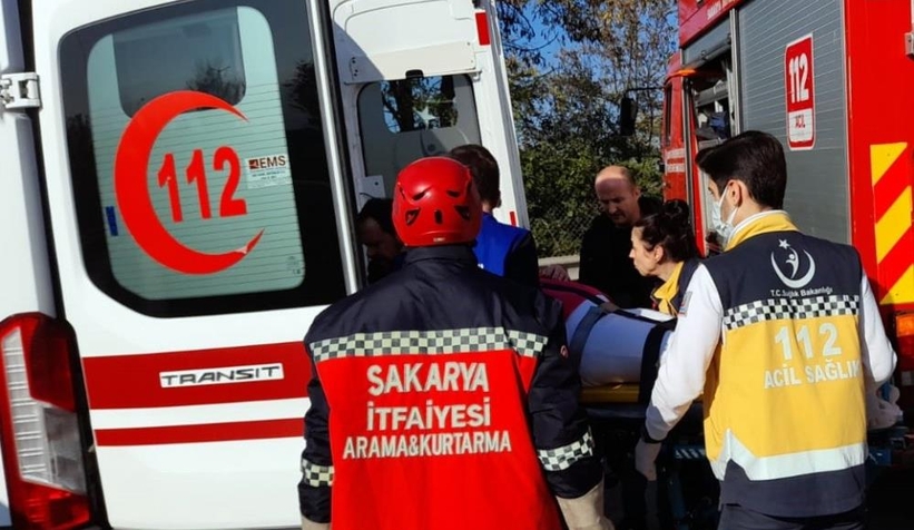 Hafif ticari araçla otomobil çarpıştı: 3 yaralı