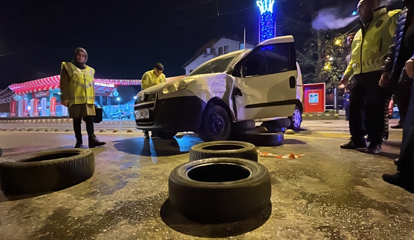 Hafifi ticari araç ile motosiklet çarpıştı: 2 ağır yaralı