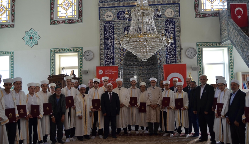 Hafızlığını tamamlayan öğrencilere icazetleri verildi
