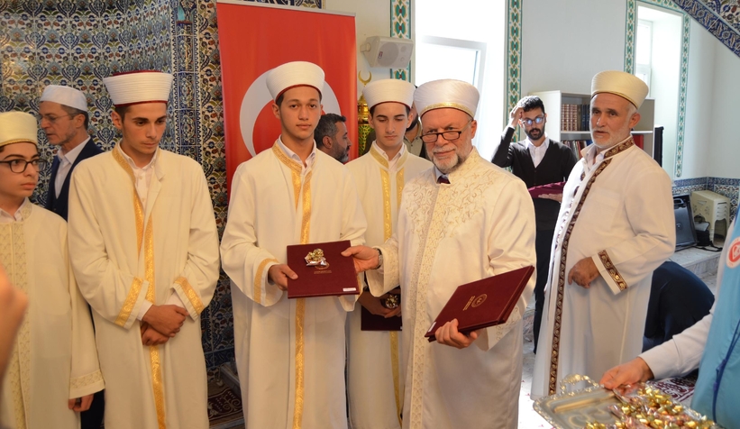 Hafızlığını tamamlayan öğrencilere icazetleri verildi