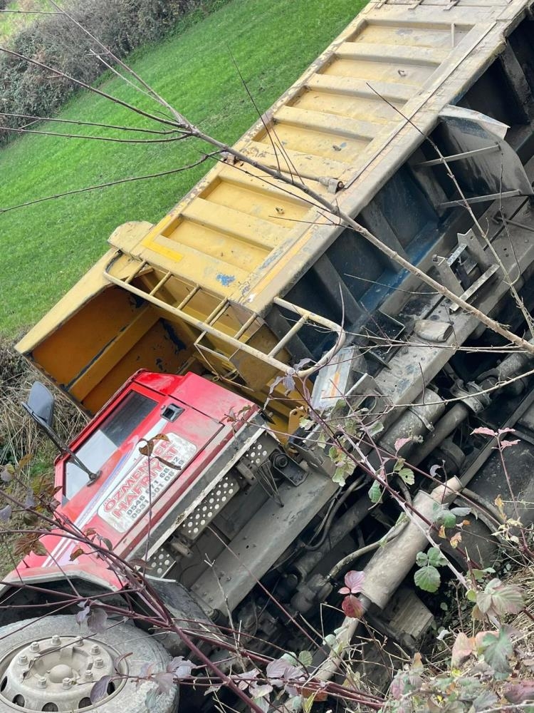 Hafriyat kamyonu devrildi, sürücü ölümden döndü