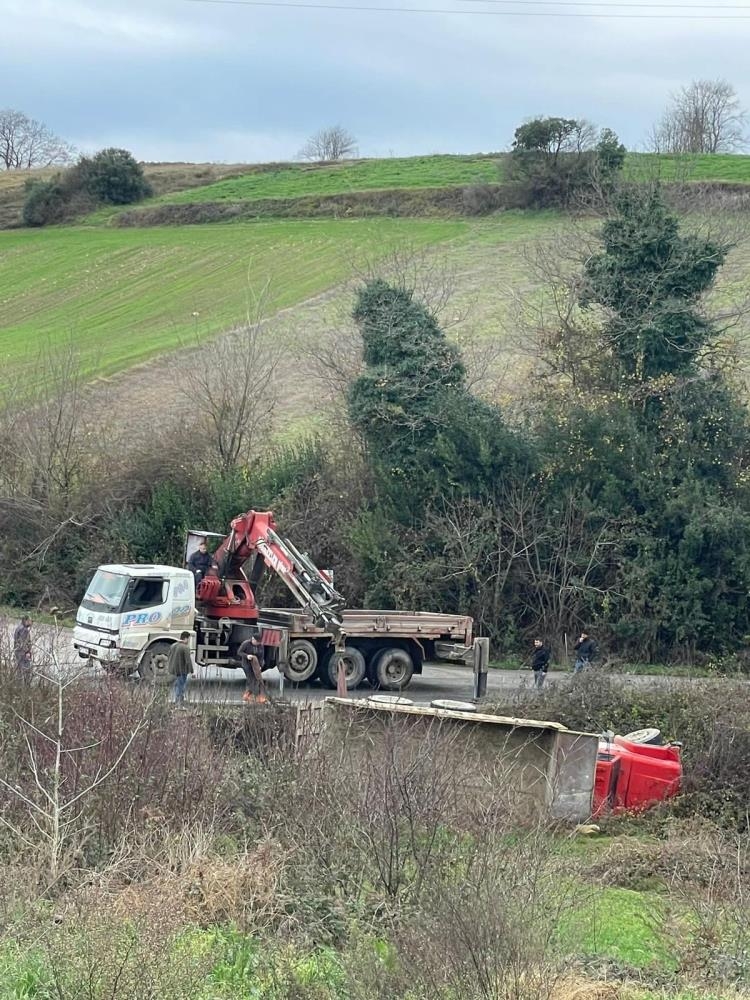 Hafriyat kamyonu devrildi, sürücü ölümden döndü