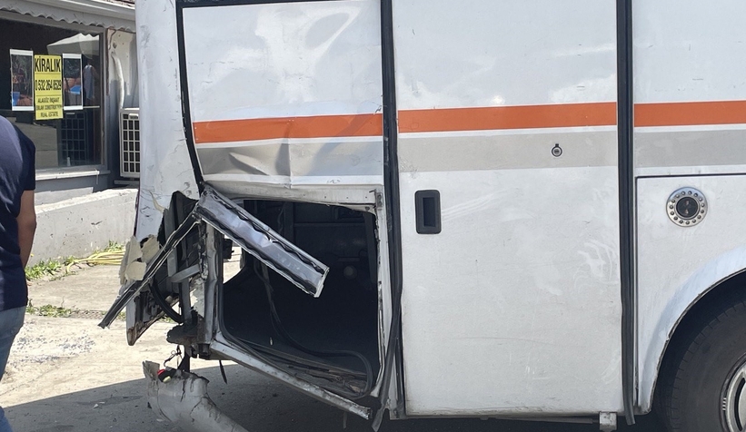 hafriyat-kamyonu-ile-tur-midibusu-carpistisu5ttuvpak