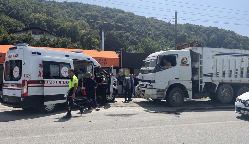 hafriyat-kamyonu-ile-tur-midibusu-carpistisu5ttuvpak