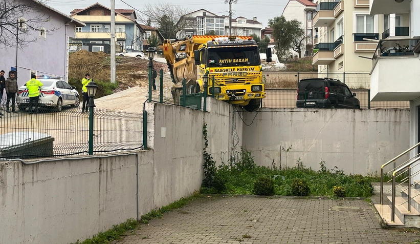 Hafriyat kamyonu istinat duvarında askıda kaldı