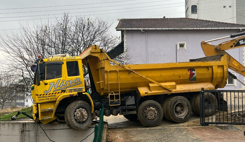Hafriyat kamyonu istinat duvarında askıda kaldı