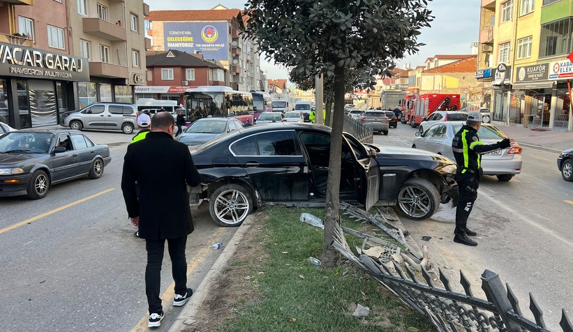 Hafriyat kamyonu otomobile çarptı: 2 yaralı