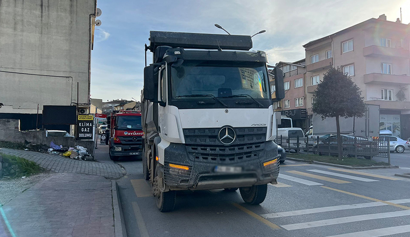 Hafriyat kamyonu otomobile çarptı: 2 yaralı