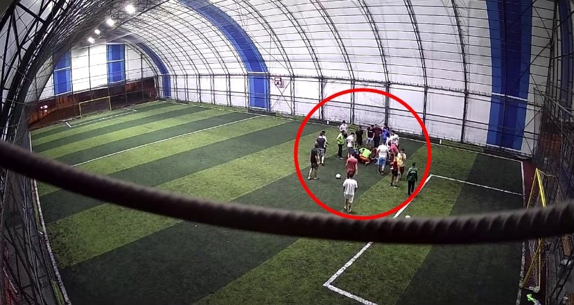 Halı sahada ölüm anı kamerada