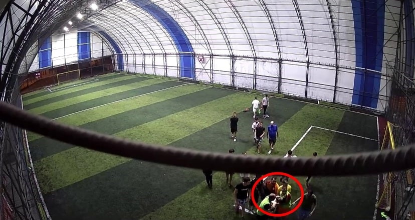 Halı sahada ölüm anı kamerada