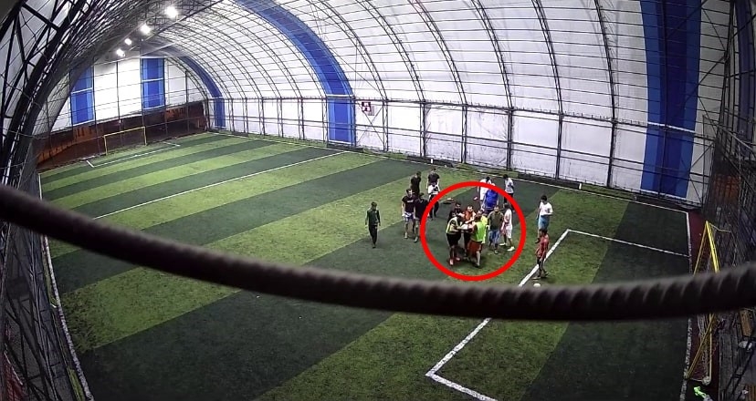 Halı sahada ölüm anı kamerada