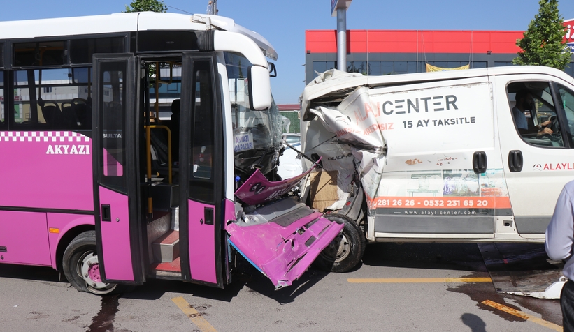 Halk otobüsünün araçları biçtiği kaza kamerada