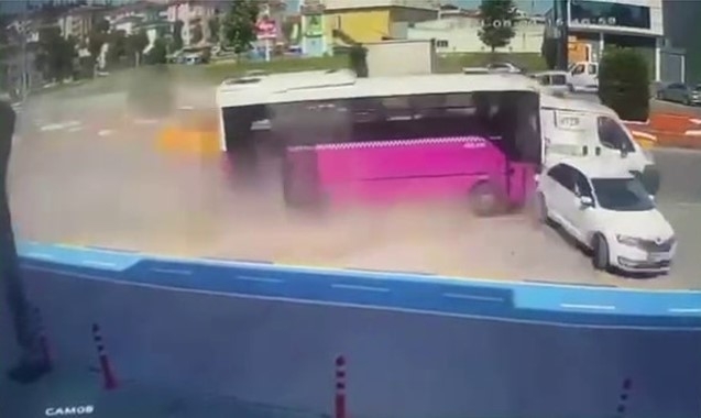 Halk otobüsünün araçları biçtiği kaza kamerada