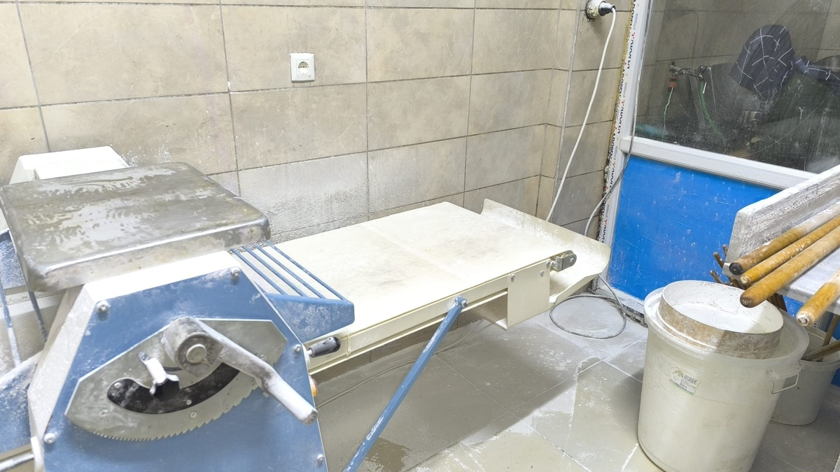 Hamurun ayak ile çiğnendiği imalathaneden yeni görüntüler