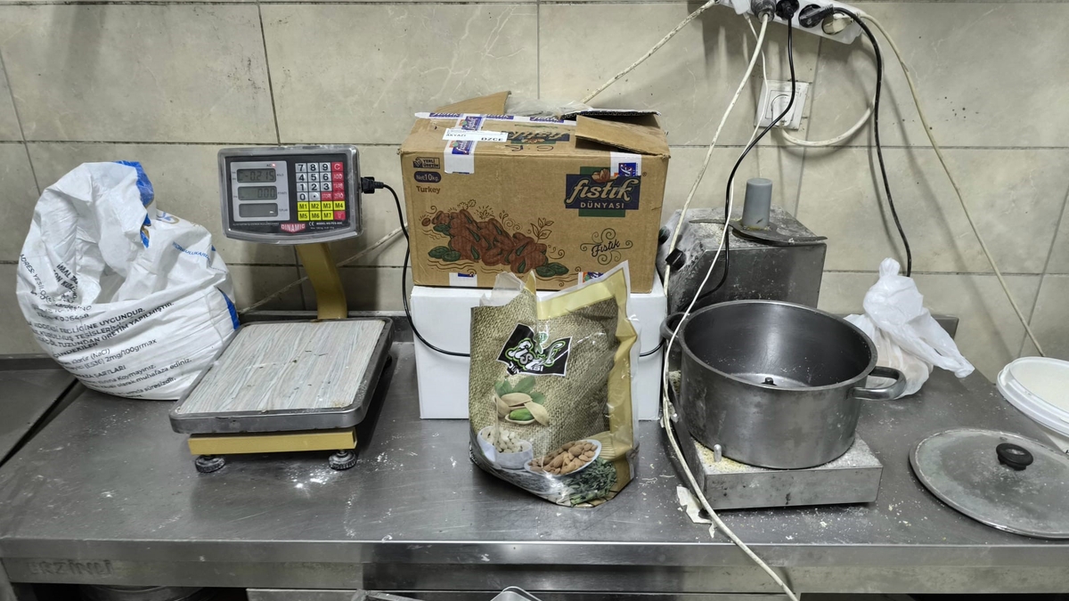 Hamurun ayak ile çiğnendiği imalathaneden yeni görüntüler