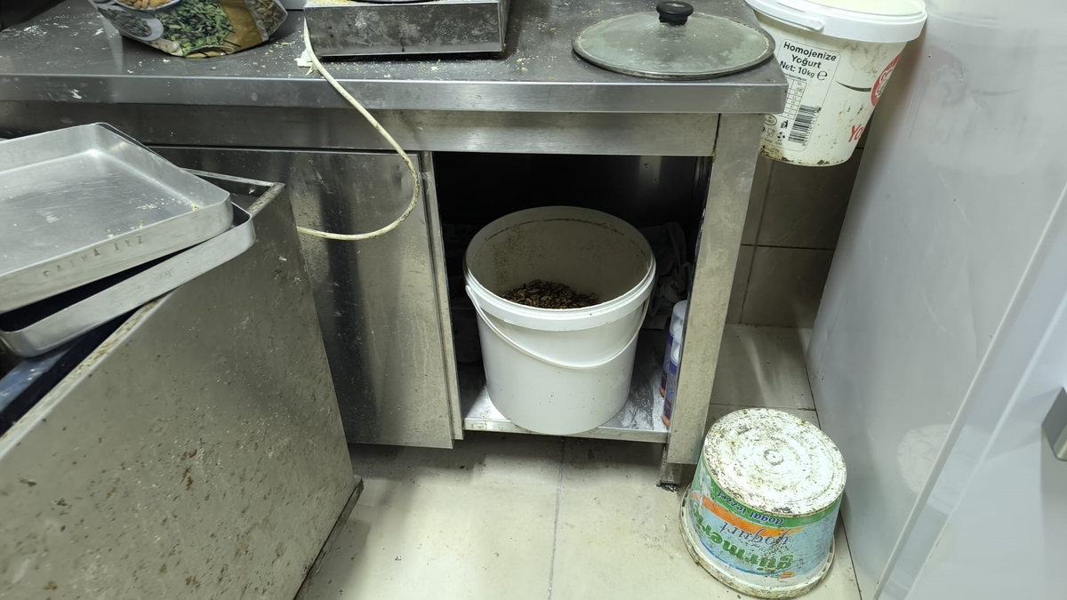 Hamurun ayak ile çiğnendiği imalathaneden yeni görüntüler