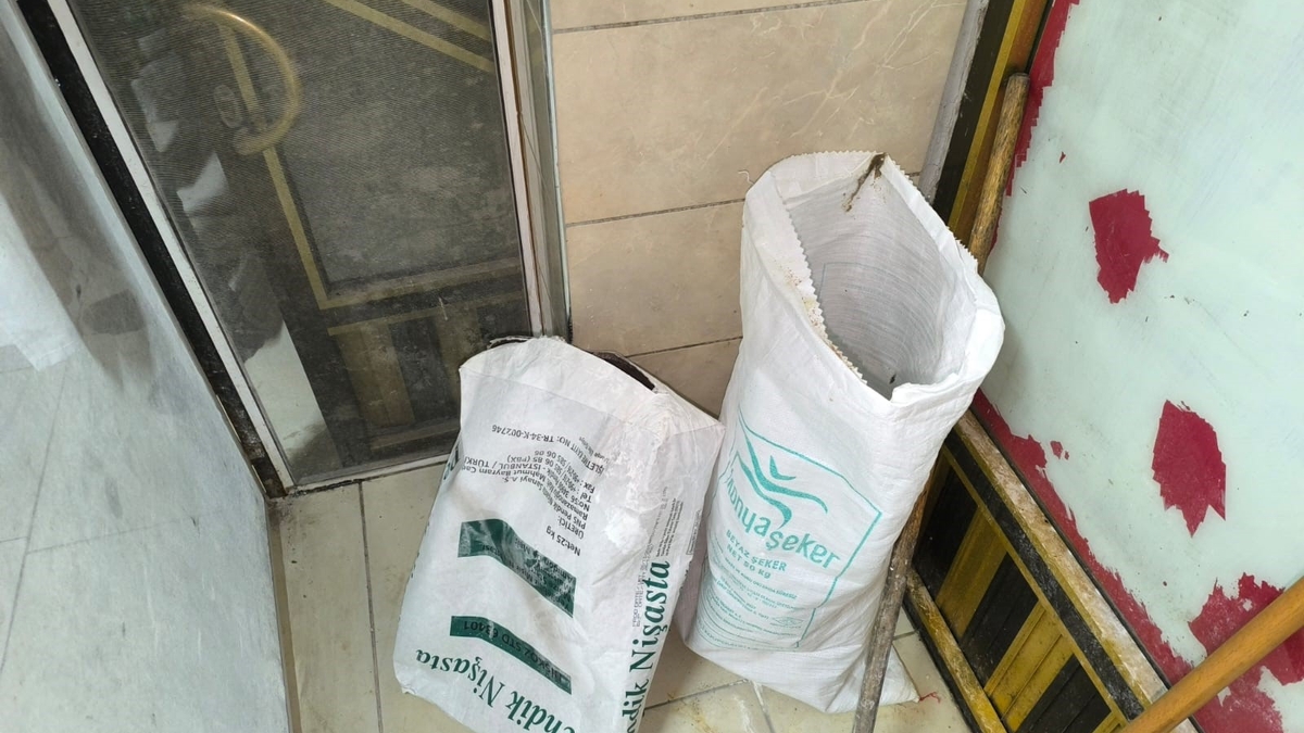 Hamurun ayak ile çiğnendiği imalathaneden yeni görüntüler