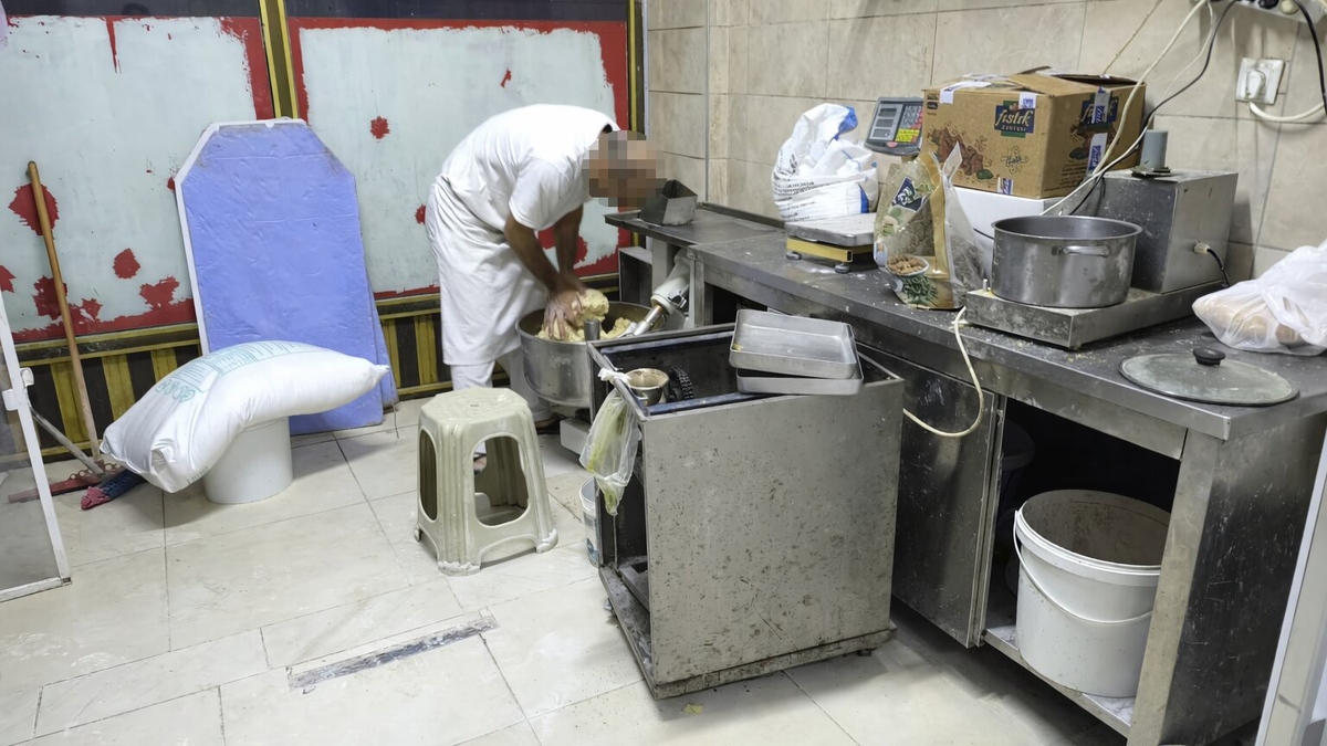 Hamurun ayak ile çiğnendiği imalathaneden yeni görüntüler