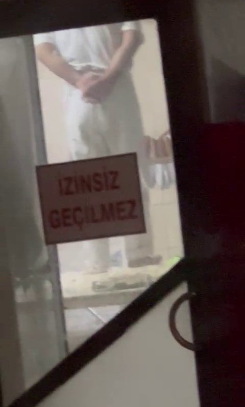 Hamurun ayak ile çiğnendiği imalathaneden yeni görüntüler