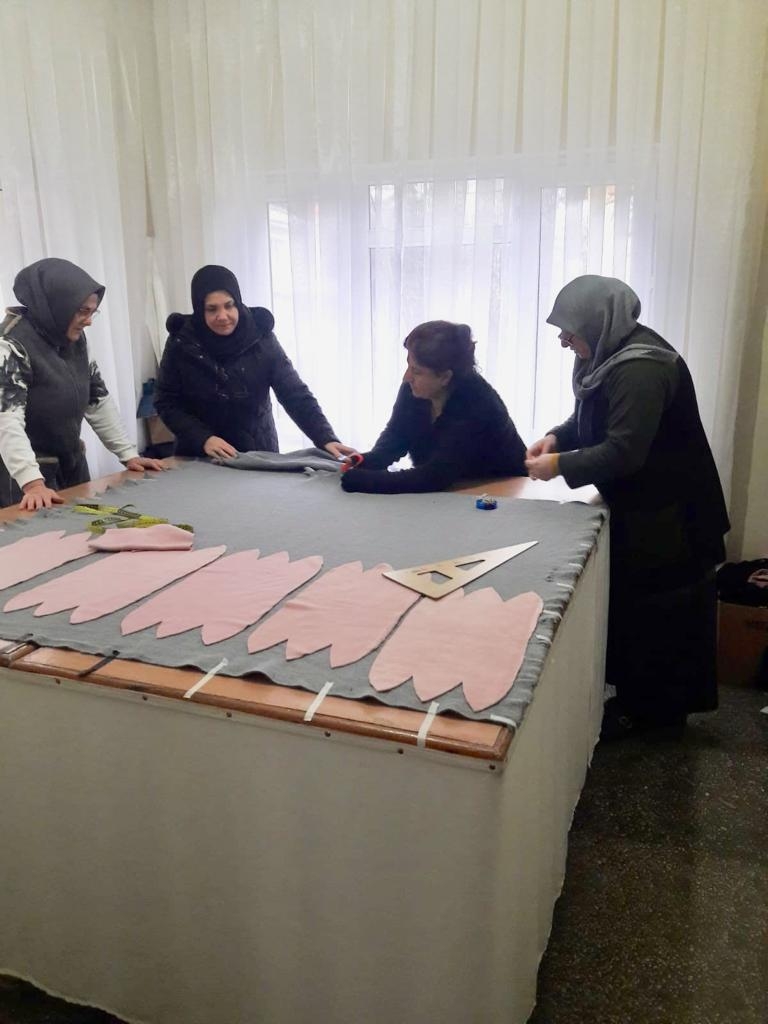 Hanımlar depremzedeler için üretiyorlar