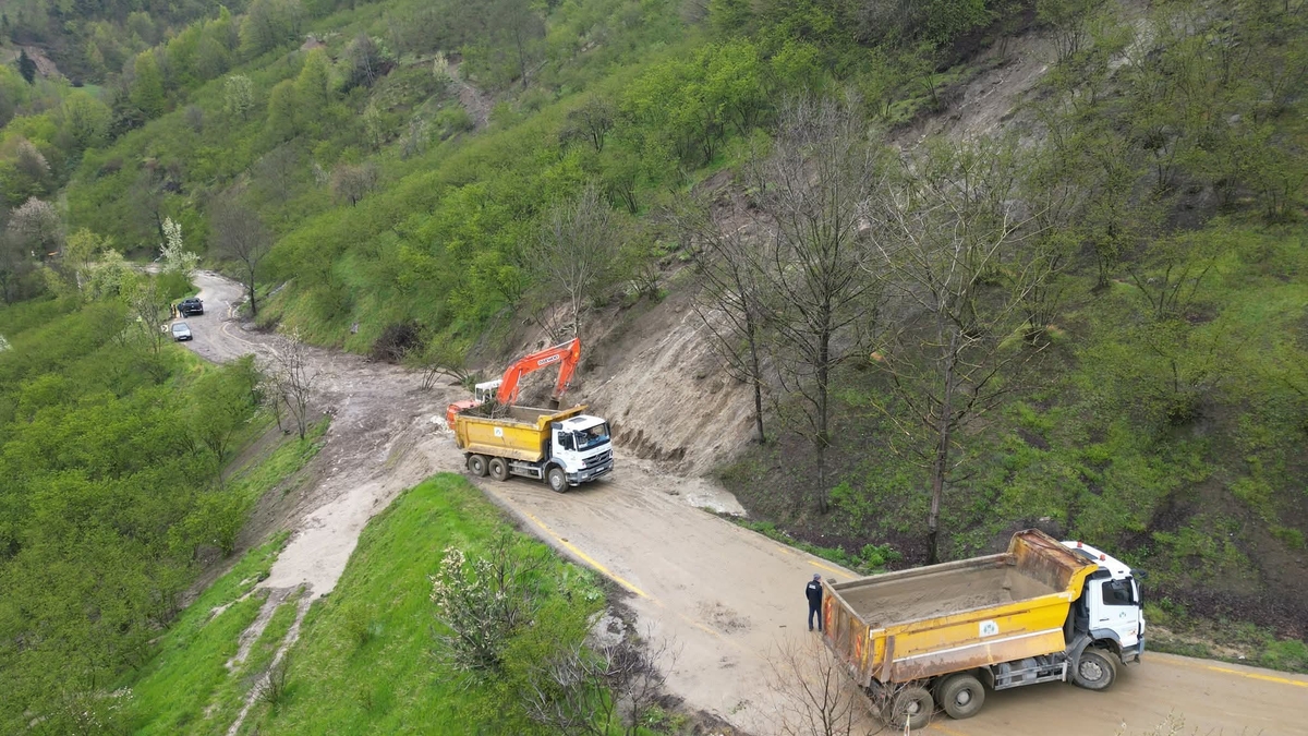 Hanyatak yolu heyelanda kapanmıştı, ekipler çalışıyor