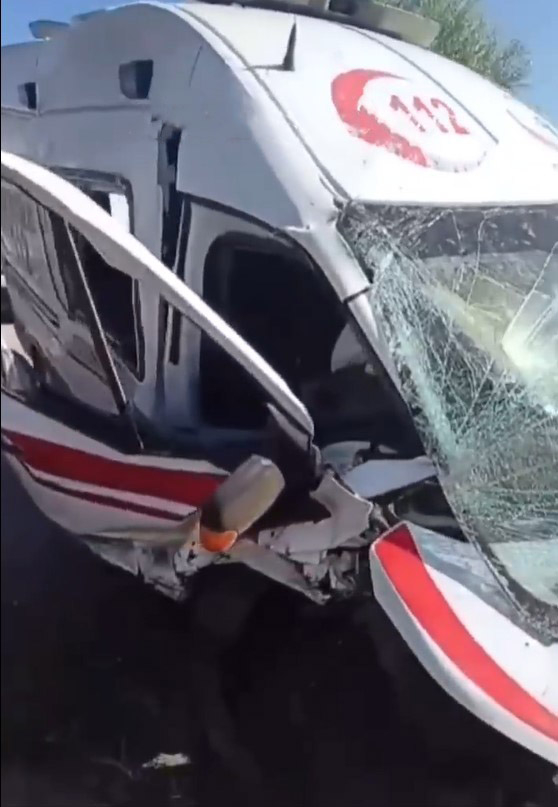 hasta-nakli-yapan-ambulans-kaza-yapti-4-yaralimwvetjbbrf
