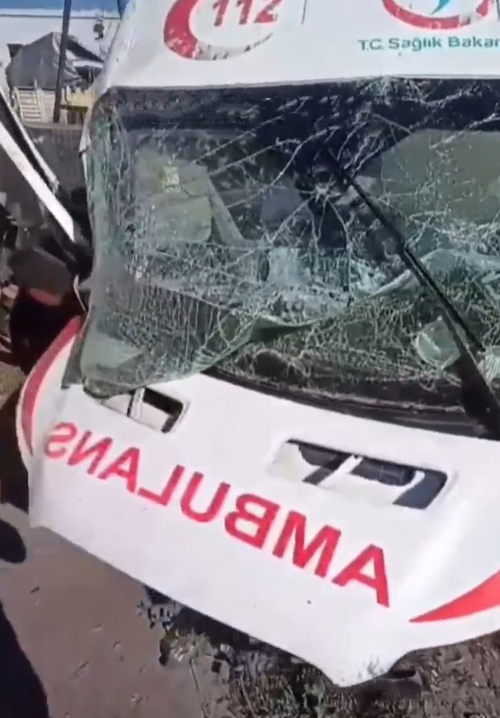 hasta-nakli-yapan-ambulans-kaza-yapti-4-yaralimwvetjbbrf