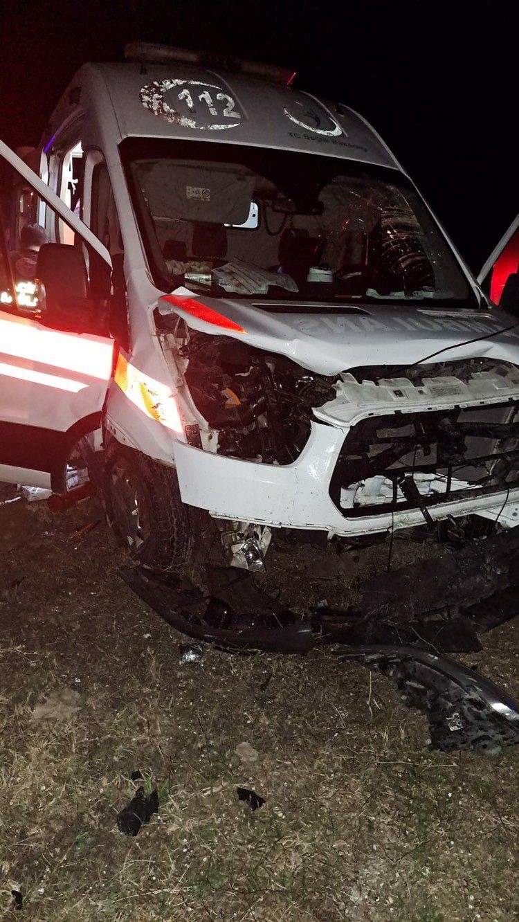 Hasta taşıyan ambulans ile otomobil çarpıştı: 2 yaralı