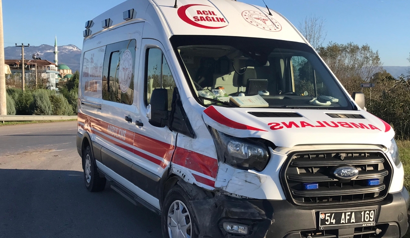 Hasta taşıyan ambulans kaz ayaptı