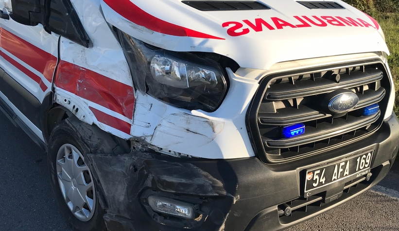 Hasta taşıyan ambulans kaz ayaptı