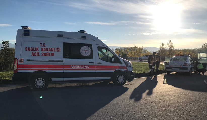 Hasta taşıyan ambulans kaz ayaptı
