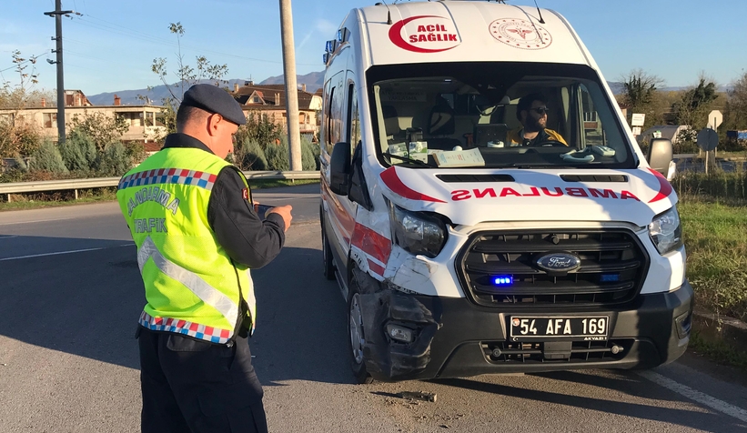 Hasta taşıyan ambulans kaz ayaptı