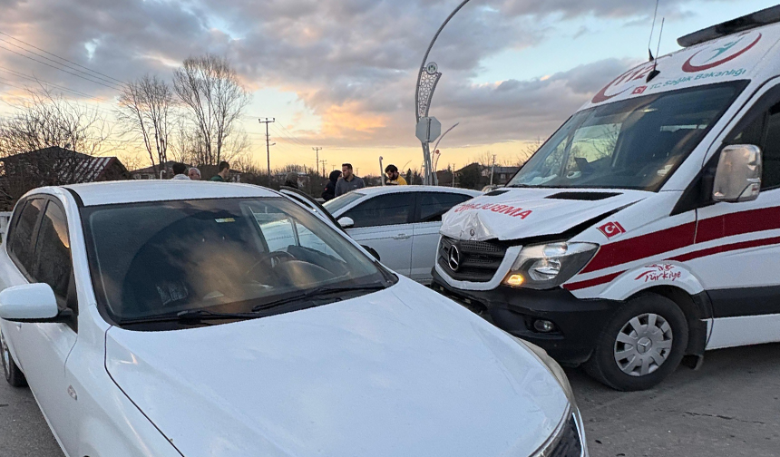 Hasta taşıyan ambulans otomobille çarpıştı