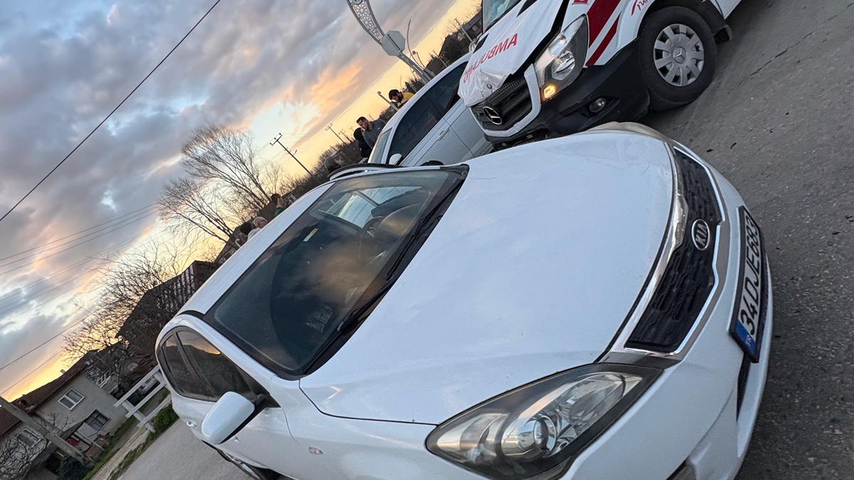 Hasta taşıyan ambulans otomobille çarpıştı