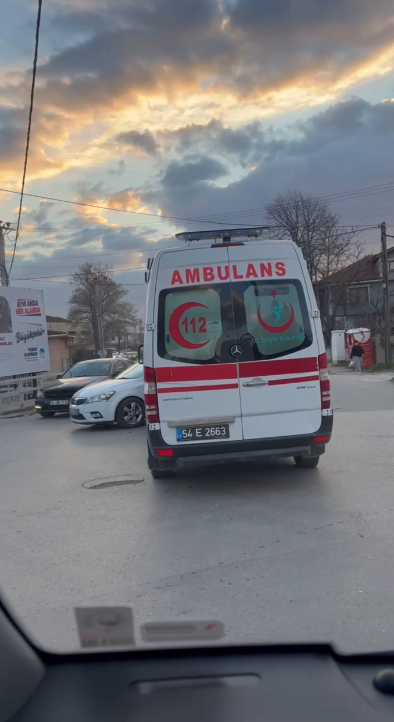 Hasta taşıyan ambulans otomobille çarpıştı