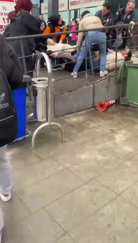 Hastane önünde kavga ettiler