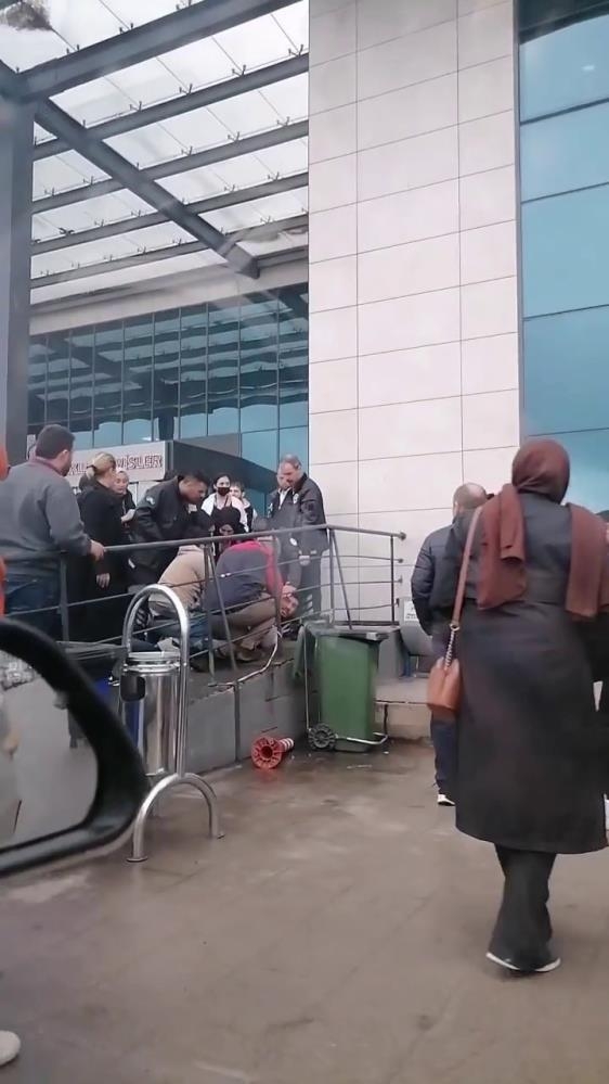 Hastane önünde kavga ettiler