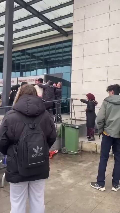 Hastane önünde kavga ettiler