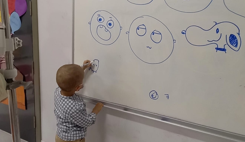 Hastanede tedavi gören çocukları doyasıya eğlendirdiler