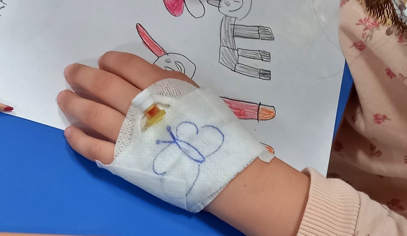 Hastanede tedavi gören çocukları doyasıya eğlendirdiler