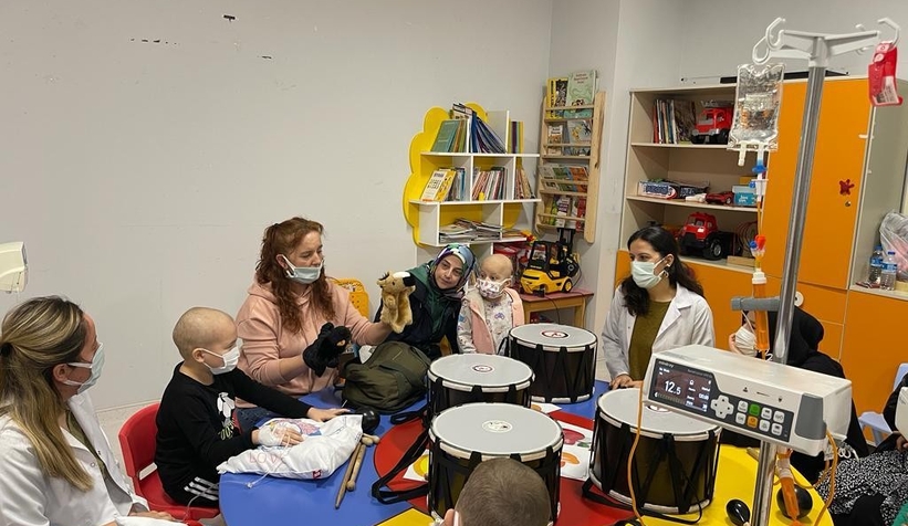 Hastanede tedavi gören çocukları doyasıya eğlendirdiler